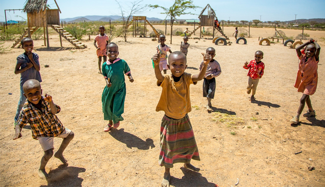 Ada 200 anak-anak yang juga tinggal di desa Umoja ini [Image Source]