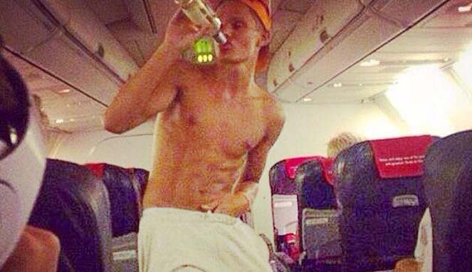 Andrey Zhergev mengacau dengan minum minuman keras di dalam pesawat [Image Source]
