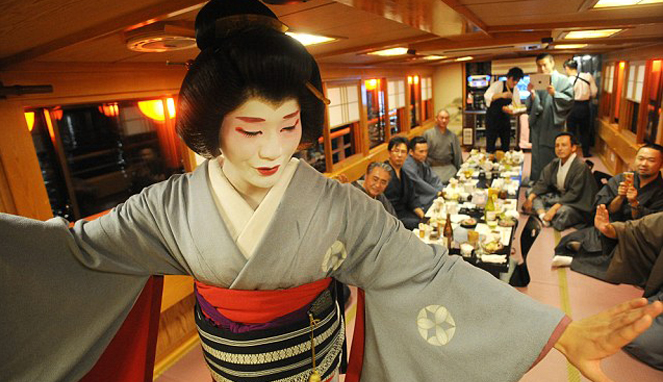 Awalnya, para Geisha adalah pria [Image Source]