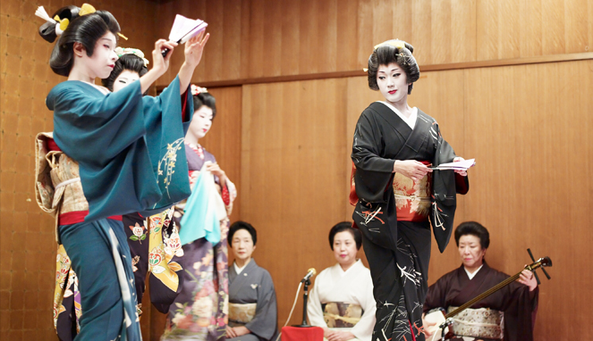 Berlatih menjadi seorang geisha membutuhkan waktu bertahun-tahun [Image Source]