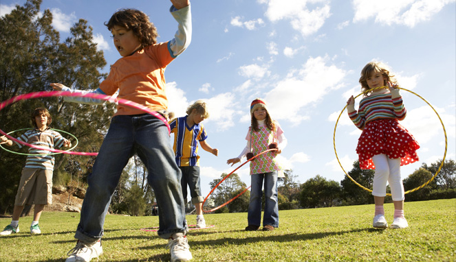 Biarkan anak-anak bermain sesuai dengan usianya bersama dengan teman-teman mereka [Image Source]