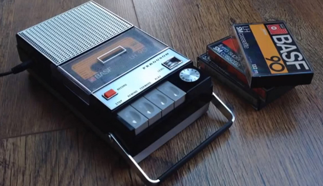 Bikin kaset mix lagu sendiri itu keren! [Image Source]