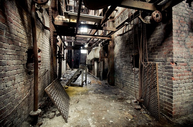 Pabrik bergaya Victorian ala Filature Dollhouse harus berakhir menyeramkan dengan bentuk seperti ini [Image Source]