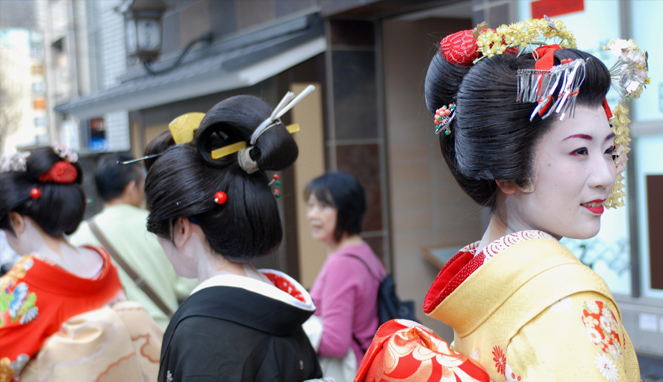 Geisha adalah gambaran kehidupan matriarki [Image Source]