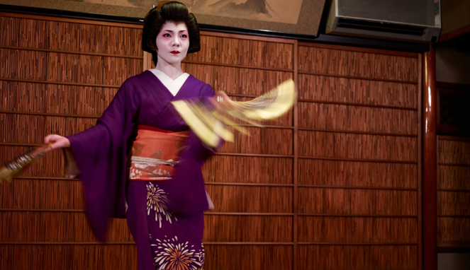 Geisha menghibur tamu dengan kemampuan seni dan percakapan mereka [Image Source]