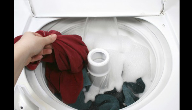 Mencuci dengan mesin cuci [Image Source]