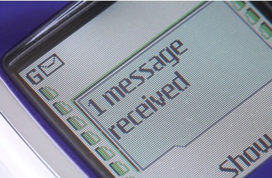 Dulu SMS laku keras, sekarang tergantikan oleh BBM, WA dan teman-temannya [Image Source]