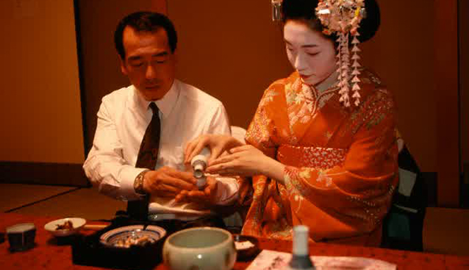 Saat masih menjadi seorang geisha, mereka tidak boleh menjalin hubungan dengan seorang pria [Image Source]