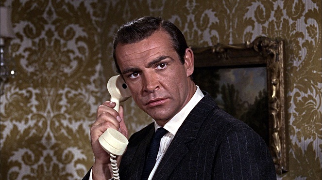 Sean Connery ketika bermain di film James Bond [Image Source]
