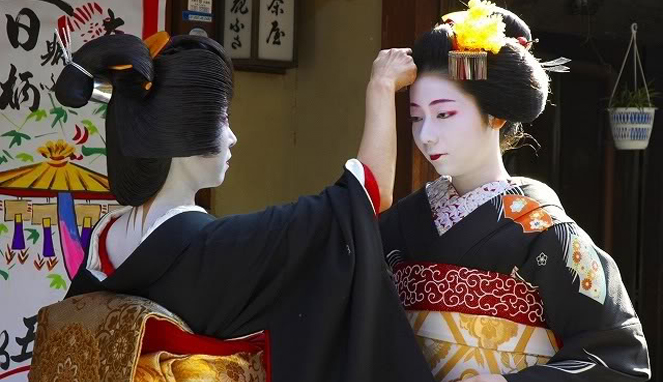 Setelah menjalani mizuage, seorang maiko baru menjadi geisha [Image Source]