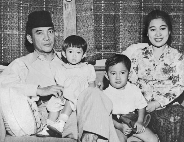 Soekarno hidup dengan sederhana bersama keluarganya [Image Source]
