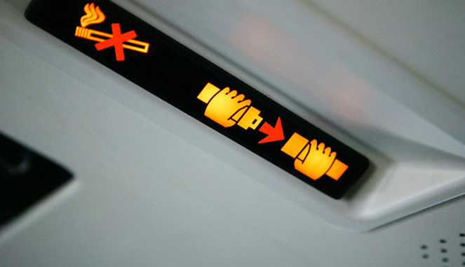 Tanda dilarang merokok dalam pesawat [Image Source]