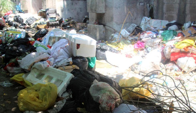 Timbunan sampah dan rongsokan di dekat jembatan [Image Source]