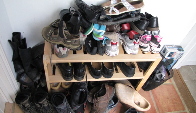 Tumpukan sepatu [Image Source]