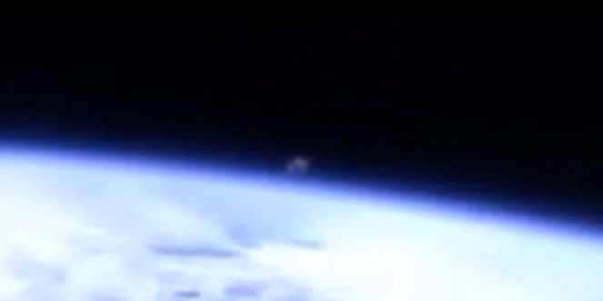 Obyek ini muncul sesaat sebelum NASA memutuskan koneksi dengan ISS [Image Source]