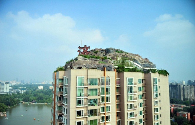 Miliuner China bikin gunung di atas gedung [Image Source]