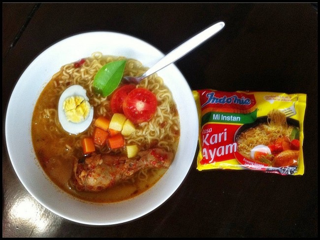 Makan Indomie mirip seperti gambar di bungkusnya [Image Source]