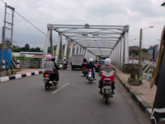 Jembatan Sukarno Hatta kontruksinya sudah rapuh dan membahayakan [Image Source]