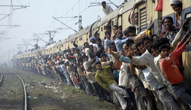 Kereta jadi moda transportasi andalan masyarakat India [Image Source]