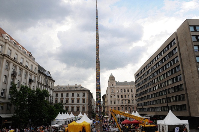 Lego tower paling tinggi yang pernah dibangun [Image Source]