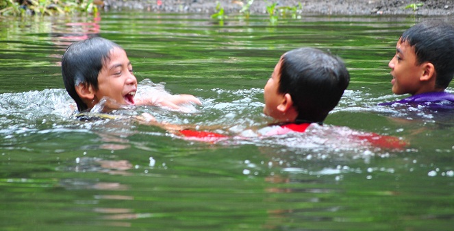 Tak hanya berenang, kamu bisa mancing atau pun kontes lompat indah di sungai [Image Source]