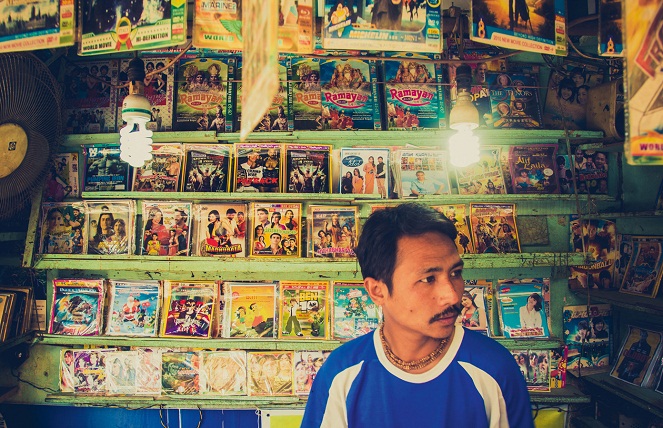 Potret penjual DVD di Manipur [Image Source]