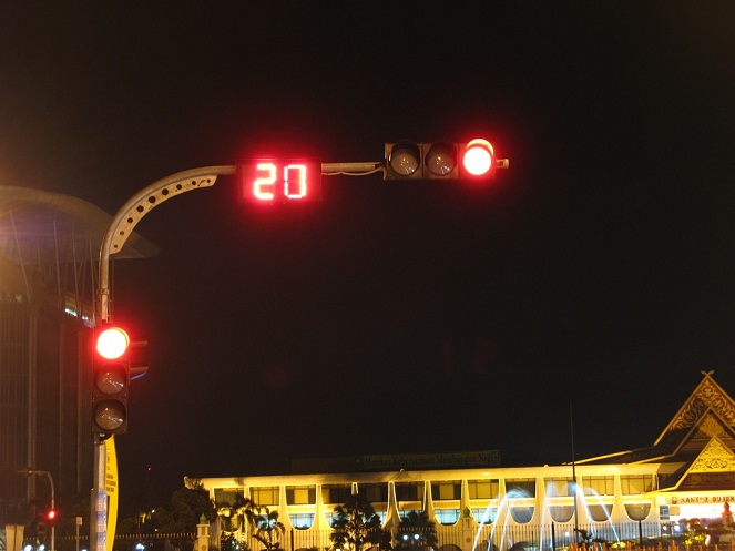 Urutan warna lampu lalu lintas juga ada aturannya [Image Source]