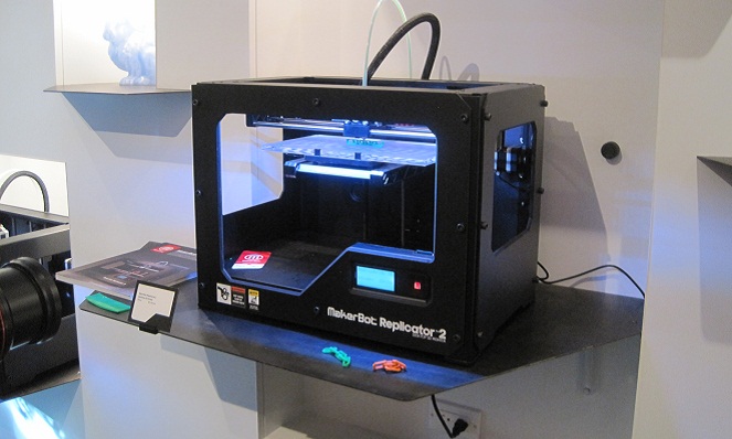 Printer tiga dimensi tentu juga bisa mencetak printer 3D yang lain dong? [Image Source]