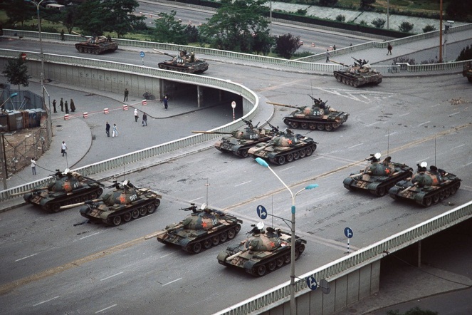 Deretan tank yang digunakan untuk meredam protes massa di Tiananmen Square [Image Source]