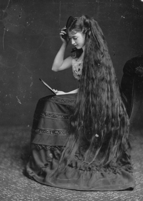 Foto Nyonya Frampton menyisir rambut di depan cermin [Image Source\