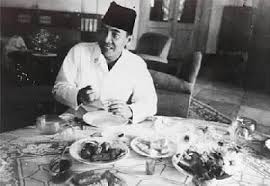 Soekarno suka makan dengan tangan [Image Source]