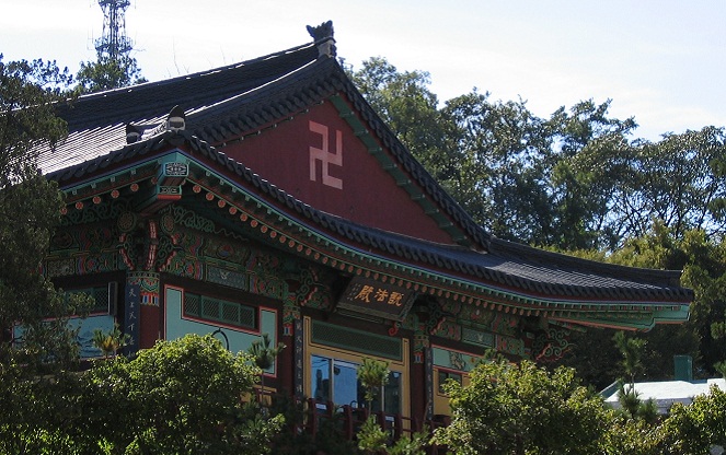 Lambang Swastika di Kuil Budha [Image Source]