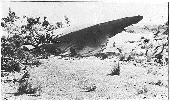 Foto UFO terjatuh oleh harian Rorwell tahun 1947 [Image Source]