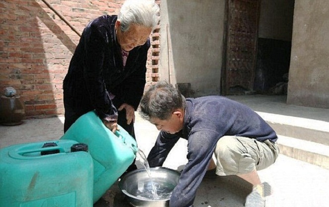 Selain bekerja, Zhang juga bertanggung jawab melakukan pekerjaan rumah tangga [Image Source]