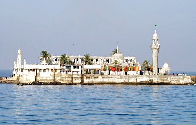 Masjid Haji Ali Dargah, Berada Di Tengah Laut