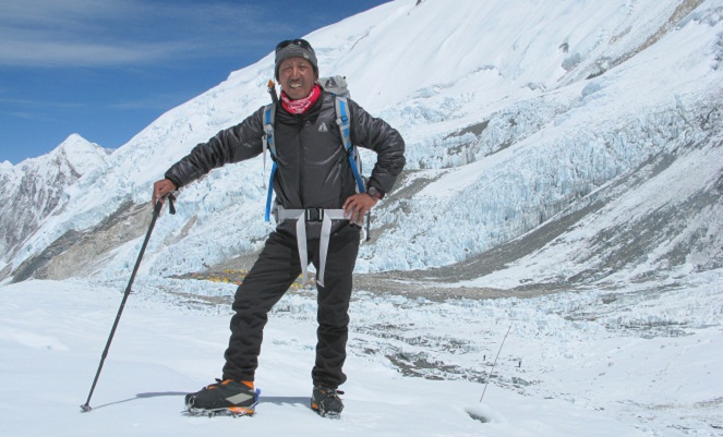 Saking seringnya mendaki Everest, mungkin Apa Sherpa sudah seperti juru kunci di sana [Image Source]