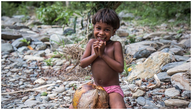 Anak kecil dari suku Batak Filipina [Image Source]