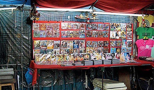 DVD video panas dijual di jalanan Thailand [image source]