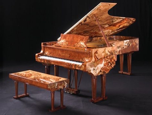 Grand Piano Berlapis Emas [image source]