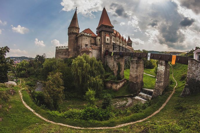 Kastil Corvin, Romania