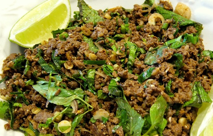 Larb, makanan dari Laos dan Thailand hasil olahan daging pedas yang dijadikan salad