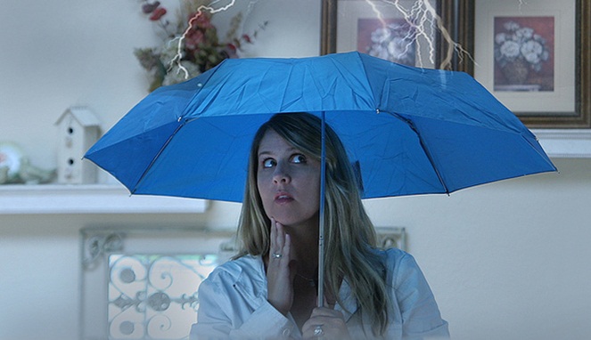 Ngapain juga membuka payung di dalam rumah? [Image Source]