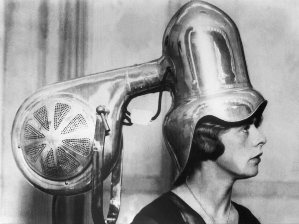 Inilah Pengering Rambut Wanita yang Hits di tahun '30an [Image Source]
