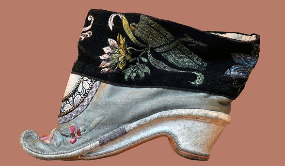 Sepatu Lotus Feed dihiasi dengan sutra serta mutiara