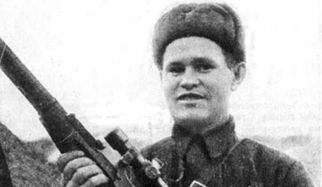 Usai membunuh 242 orang, Vasily kemudian melatih para sniper muda yang berhasil membunuh sekitar 3000an orang [Image Source]
