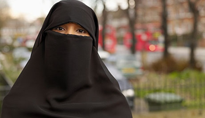 Wanita memakai niqab [Image Source]