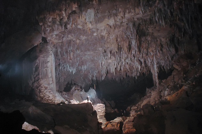 Gerbang menuju dunia gelap kerajaan Maya terletak di gua nan gelap ini [Image Source]