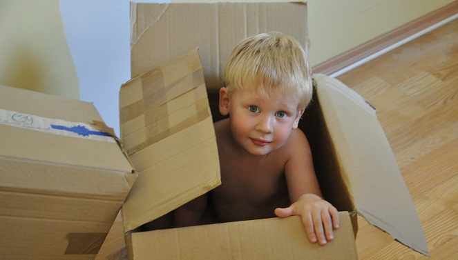 Bagaimana bisa orangtua menghukum anaknya sendiri dengan memasukkan mereka ke dalam box yang tertutup rapat? [Image Source]