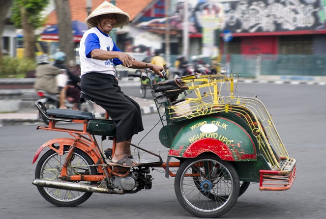 Becak sangat mungkin dikomersilkan seperti Gojek [Image Source]
