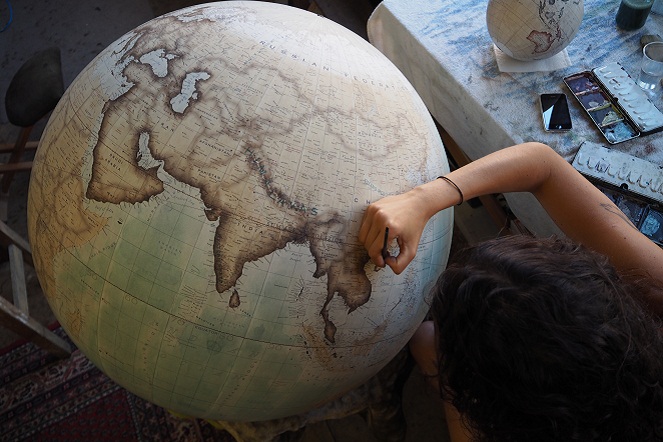 Butuh setidaknya 6 bulan untuk membuat globe seperti ini [Image Source]